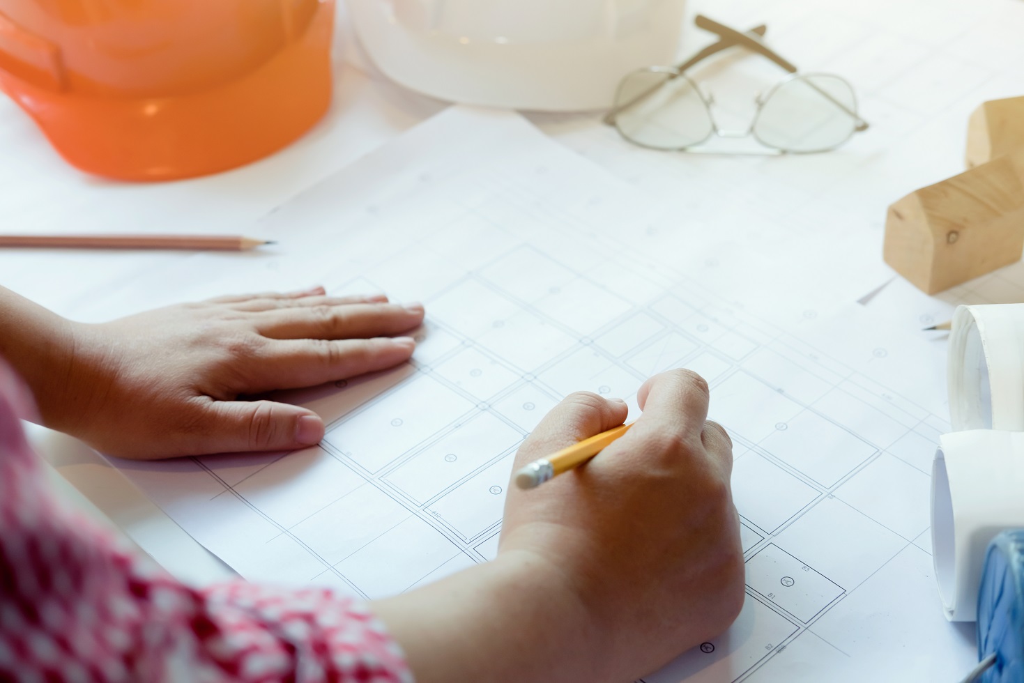 Ingénieur travaillant sur des plans thermiques