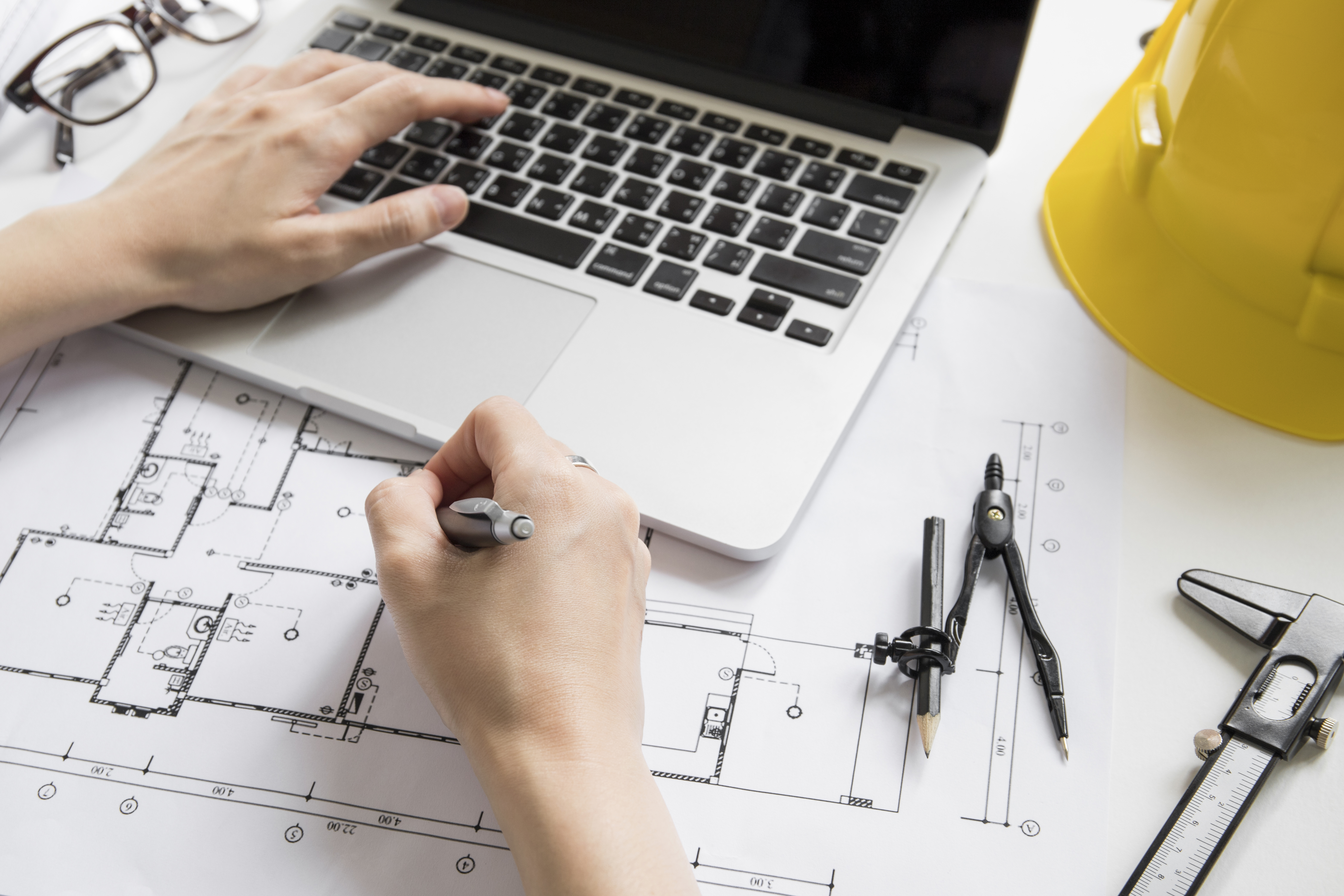 Étude des fluides - Ingénieur travaillant sur plans techniques